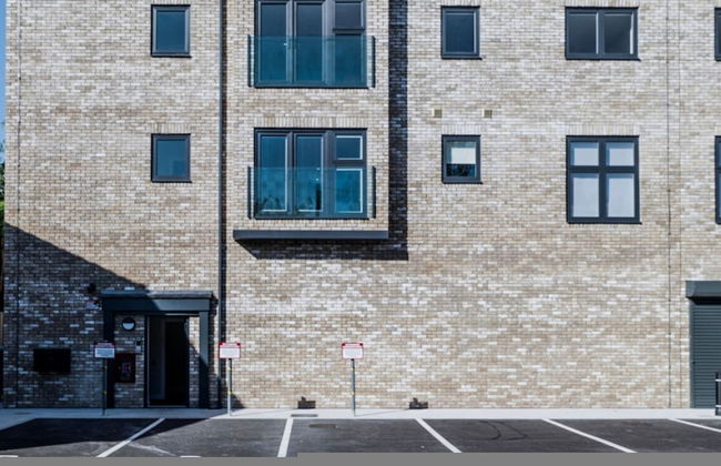 Luxury Manchester Apartment - Yellow - Photo 11