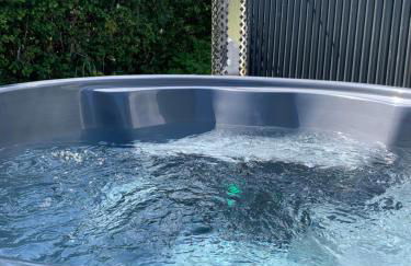 Shepherds Hut with Scandinavian Hot Tub and hydromassager - Foto 17