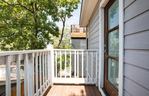 Modern 2-Story Cowboy Pool Home with King Beds Walk to 6th St & Rainey Street - Foto 35