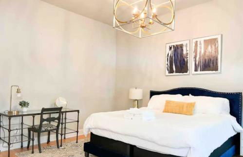 Pet-Friendly 4BR Family Home with Fenced Yard - Foto 19