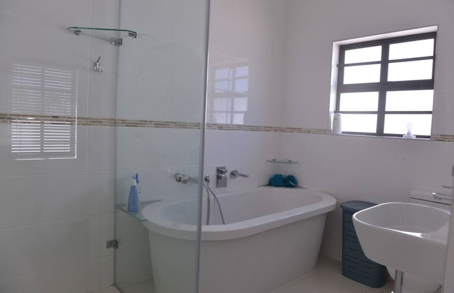 Pelican Cove is a Modern 4-bedroom Holiday Home in Langebaan With Some Sea Views - Foto 18