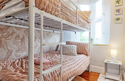 Spacious 4-Bedroom Home Near Station Seafront - Pass the Keys - Foto 44