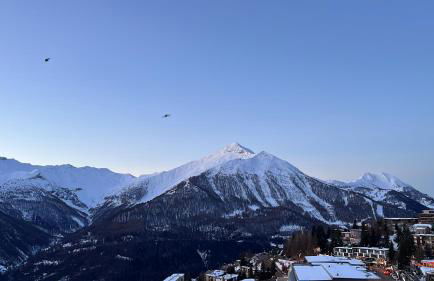 Appartement 6 places aux pieds des pistes avec piscine, wifi et parking privé, salle de bain refaite à neuf - Foto 16