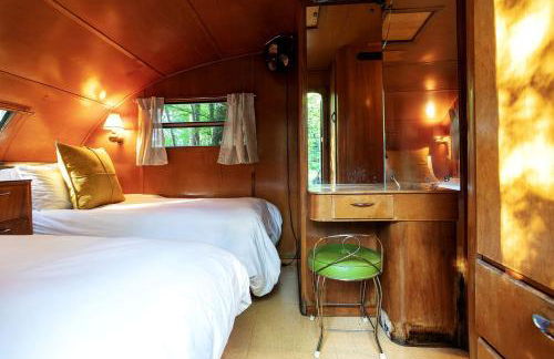 Gorgeous Fully Restored Caravan Nestled in the Trees Along Silver Lake for a Unique Vacation in Woodridge, New York - Foto 12