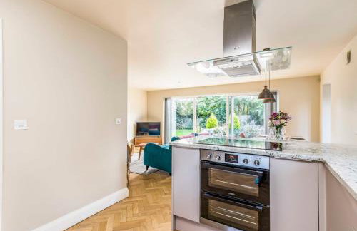 Stylish and fresh 4 bed beach house with garden - Pass the Keys - Foto 28