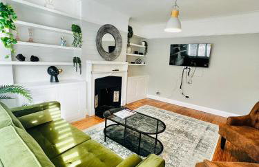 Modern 5 Bed 3 Bath House - Photo 38