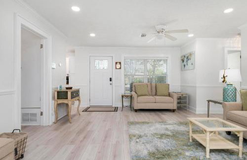 Coastal Vibes! Tropical heated pool home short drive to the beach - Foto 7