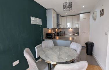 City View One Bedroom Apartment by StaySavvy Accommodation - Photo 2