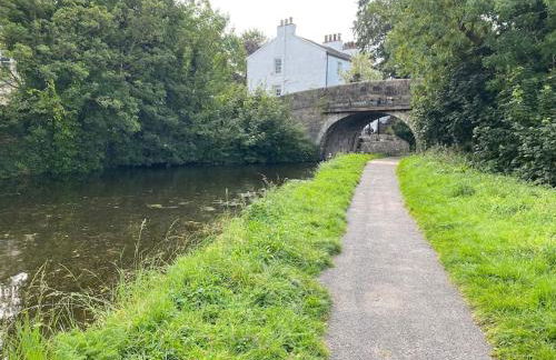 A modern, dog-friendly 3 bedrm canal side property - Photo 20