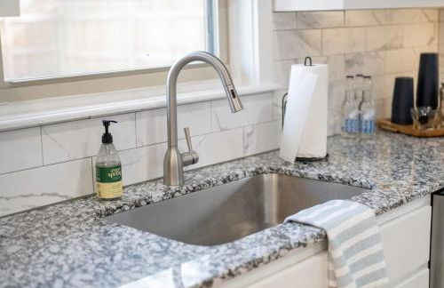 Spacious Family Haven - Walk to Downtown & JBU - Foto 37