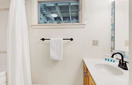 Salty Dolphin by Bayley Vacation Rentals - Foto 18