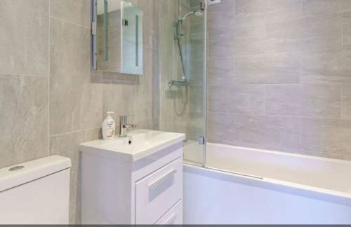 Tenby Heights, 5 en-suites, Parking & Garden - Photo 24