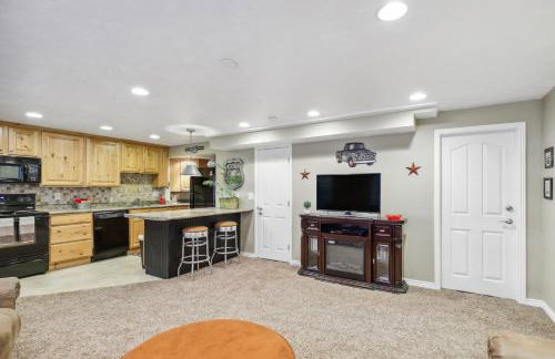 Cozy American Fork Retreat with Electric Fireplace - Foto 7