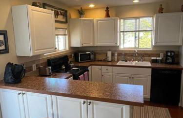 Cheerful pet-friendly bungalow right in town - Foto 16