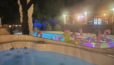 Grade II Listed Farmhouse, Pool, Hot Tub, Games Room, Celebration Hall, Car Park, 10ppl, 45 min from Central London - Foto 3