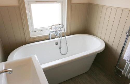 Cosy Dog Friendly Cottage with Woodburner & Garden - Photo 5