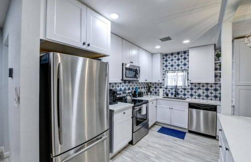 Modern Home-Downtown-3 Bedroom- King Bed - Foto 6