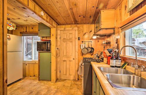 California Retreat with Deck, Fire Pit and Grill! - Foto 9