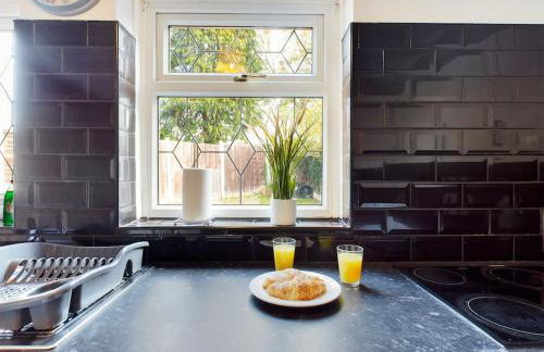 Stunning Family Home with Comfortable Surroundings by Our Home Short Stays ideally situated within Greater Manchester - Photo 8