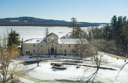 Historic & Secluded Estate on the Hudson River w/ Pool Sleeps 24 River House by Avantstay - Foto 115
