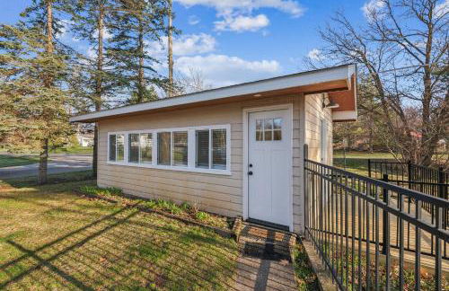 Cozy Lakefront Studio On Long Lake! Home by RedAwning - Foto 8