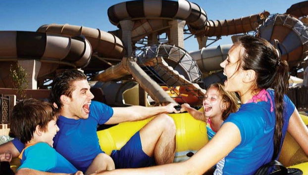 Una famiglia insieme su un gonfiabile