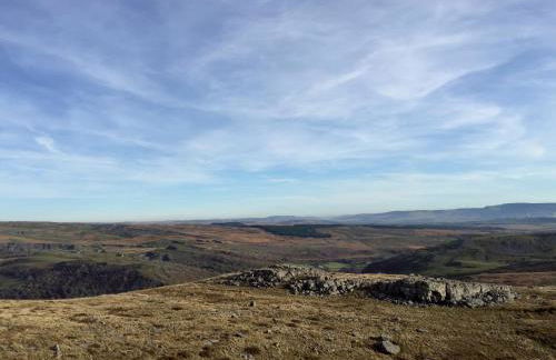 Snug Oak Hut with a view on a Welsh Hill Farm - Photo 14
