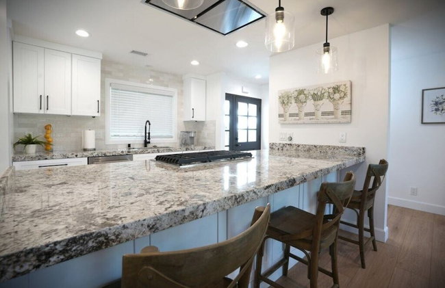 Awesome 5 Bedroom 3 Bath Pool Home With In-ground Jacuzzi - Foto 31