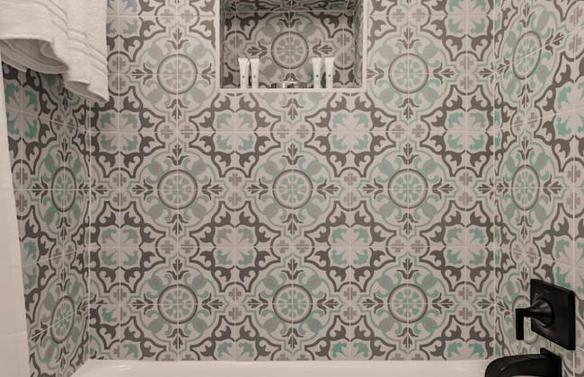 Modern Spacious Home With Pool Jacuzzi - Photo 30