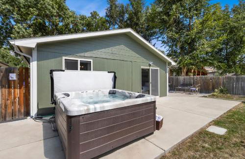 Downtown Windsor Home with Hot Tub and Pool Table - Foto 11