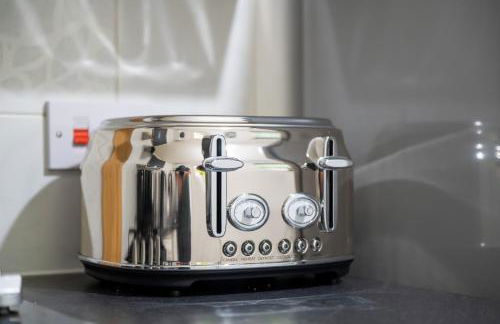 Superb Two Bedroom House Near Etihad & Coop Live - Free Parking - Foto 30