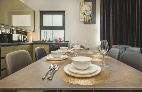 Luxury 2-Bed Apartment - Stylish Comfort and Design - Foto 11
