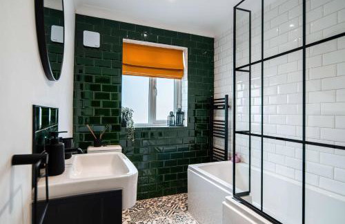 Luxury Renovated Bungalow with wheel chair access, Hot Tub and Fire Pit - Foto 13