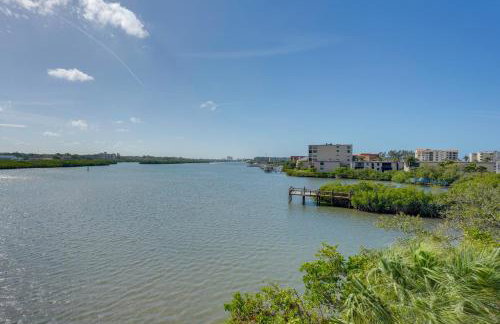 Large Balcony and Water Views Indian Shores Condo! - Foto 2