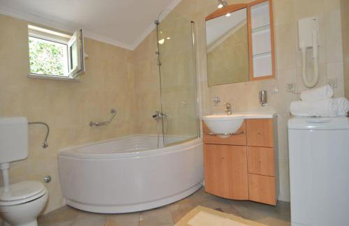 Holiday home Marina- beachfront, sea view and free parking - Photo 50