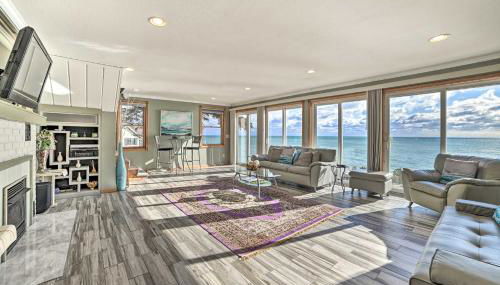 East Tawas Home with Patio, Lake Huron On-Site - Foto 1