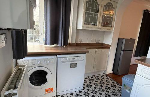 Large 4 Bed with Parking - Foto 8