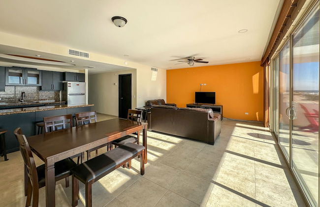 Poolside Family Retreat 2BR Condo - Foto 9