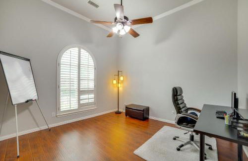 Great for Gatherings! Stylish Allen Home with Patio - Foto 16