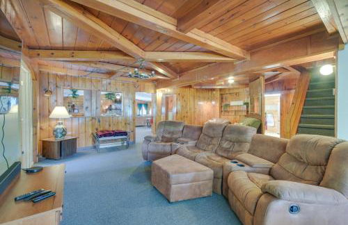 Spacious Winter Retreat with River Access and Kayaks! - Foto 4