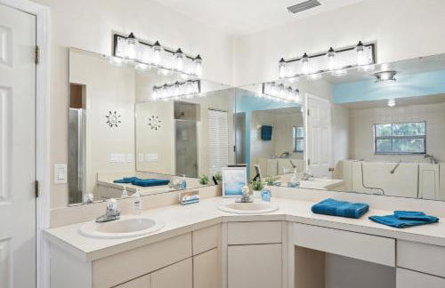 Luxurious Florida Home with Pool and Canal Access - Foto 15