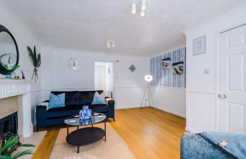 4BR Home for 8, Full Kitchen, Parking, WiFi in Northwich - Photo 32