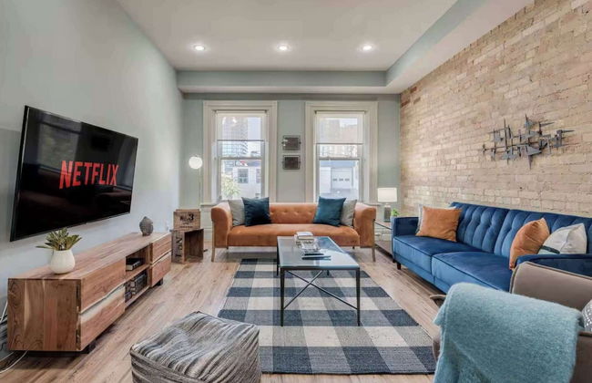 Casa Queen East Jaw Dropping 3BR Suite - Photo 15