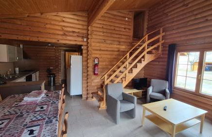 CHALET EN FUSTE, JACUZZI PRIVE, TERRASSE et VUE MONTAGNE DANS CAMPING 3 ETOILES - Foto 17