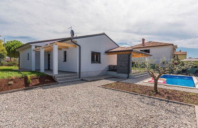 Villa in Novigrad With Private Pool and Beach - Photo 26