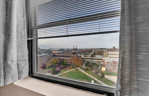 Pink playhouse sq near Progressive field & CSU - Photo 28