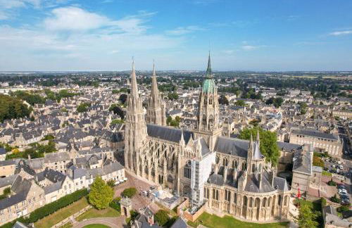 Chant des mouettes Maison rénovée spacieuse tout confort grand jardin belle terrasse aménagée parking 8 personnes 4 sdb 5 wc à 10 mn à pied de la mer Port en Bessin tous commerces restaurants proche Omaha Beach - Photo 42