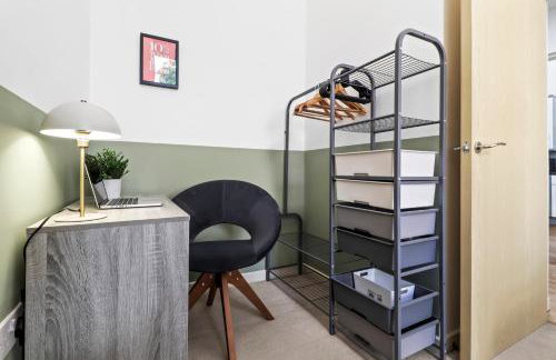 Sleek Modern City Apartment - Photo 15