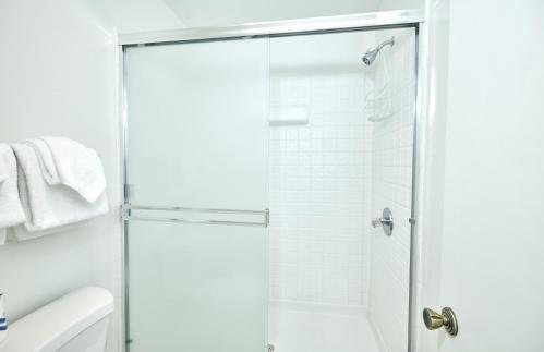 St Anton Wooded View 2-Bedroom Condos with Ski Lockers - Foto 26