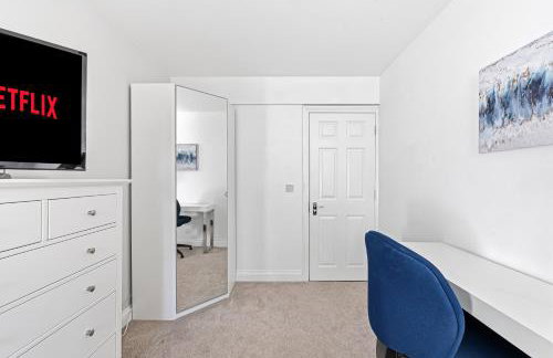 Loughton House - Central Location - Driveway Parking, Self-Check-In, Garden, Super-Fast Wifi and Smart TVs by Yoko Property - Foto 9